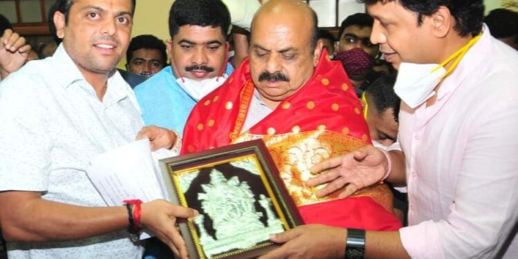 ಮುಖ್ಯಮಂತ್ರಿಯಾಗಿ ಅಧಿಕಾರ ಸ್ವೀಕರಿಸಿದ ಬಸವರಾಜ ಬೊಮ್ಮಾಯಿ ಯವರಿಗೆ ಶ್ರೀಕ್ಷೇತ್ರ ಧರ್ಮಸ್ಥಳದ ಮಂಜುನಾಥ ಸ್ವಾಮಿಯ ಭಾವಚಿತ್ರ ನೀಡಿದ ಬೆಳ್ತಂಗಡಿ ಶಾಸಕ ಹರೀಶ್ ಪೂಂಜಾ