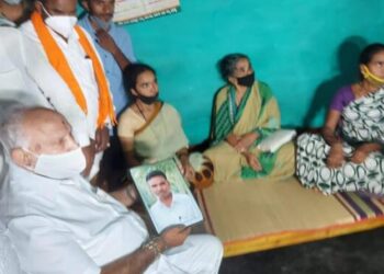 ಆತ್ಮಹತ್ಯೆ ಮಾಡಿಕೊಂಡ ಅಭಿಮಾನಿ ಮನೆಗೆ ಬಿಎಸ್ ವೈ ಭೇಟಿ: 5 ಲಕ್ಷ ರೂ. ಪರಿಹಾರ