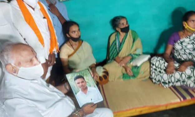 ಆತ್ಮಹತ್ಯೆ ಮಾಡಿಕೊಂಡ ಅಭಿಮಾನಿ ಮನೆಗೆ ಬಿಎಸ್ ವೈ ಭೇಟಿ: 5 ಲಕ್ಷ ರೂ. ಪರಿಹಾರ