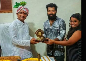 ತುಳು ಸಾಹಿತ್ಯ ಅಕಾಡೆಮಿ ಅಧ್ಯಕ್ಷರಿಗೆ ಸ್ಮರಣಿಕೆಯಾಗಿ ದೈವದ ಮೊಗ..! ಕರಾವಳಿಯಲ್ಲಿ ಮತ್ತೆ ಚರ್ಚೆಗೆ ಕಾರಣವಾಯಿತು ಈ ಸನ್ನಿವೇಶ :; ಸಾಮಾಜಿಕ ಜಾಲತಾಣಗಳಲ್ಲಿ ವೈರಲ್