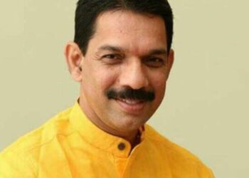 ಪುತ್ತೂರು: ಕುತೂಹಲ ಮೂಡಿಸಿದ ನಳಿನ್‌ ನಡೆ : ಕುಟುಂಬ ದೈವಕ್ಕೆ ವಿಶೇಷ ಪ್ರಾರ್ಥನೆ ಸಲ್ಲಿಸಿ ತಾಯಿಯ ಆರ್ಶೀವಾದ ಪಡೆದು ದೆಹಲಿಗೆ ತೆರಳಿದ ಕಟೀಲ್