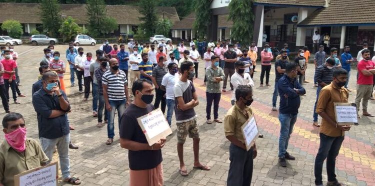 ಸುಬ್ರಹ್ಮಣ್ಯ: ಶಿಕ್ಷಕನಿಂದಲೇ ಅಪ್ರಾಪ್ತೆ ವಿದ್ಯಾರ್ಥಿನಿಯ ಮೇಲೆ ಅತ್ಯಾಚಾರ ಪ್ರಕರಣ:; ಆರೋಪಿ ಶಿಕ್ಷಕನನ್ನು ಉದ್ಯೋಗದಿಂದ ವಜಾಗೊಳಿಸುವಂತೆ ಸಾರ್ವಜನಿಕರಿಂದ ಪ್ರತಿಭಟನೆ