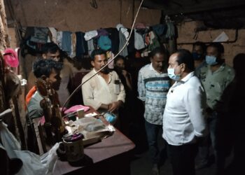 ಪುತ್ತೂರು: ಆರ್ಥಿಕ ಸಂಕಷ್ಟ ಹಾಗೂ ಮಳೆಯಿಂದಾಗಿ ಮನೆ ಹಾನಿಗೊಂಡಿರುವ ಕುಟುಂಬಕ್ಕೆ ತಮ್ಮ ಸಹಕಾರದ ಹಸ್ತ ಚಾಚಿದ ಅಶೋಕ್ ರೈ ಕೋಡಿಂಬಾಡಿ