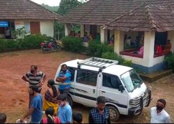 ವಿಟ್ಲಪಡ್ನೂರು: ಕೋವಿಡ್ ವ್ಯಾಕ್ಸಿನ್ ನೀಡುವಿಕೆಯಲ್ಲಿ ಪಂ.ಸದಸ್ಯರುಗಳು ಹಸ್ತಕ್ಷೇಪ ಮಾಡುತ್ತಿರುವುದಾಗಿ ಆರೋಪ..!ವ್ಯಾಕ್ಸಿನ್ ಗಾಗಿ ಕಾದು ಸುಸ್ತಾದ ಗ್ರಾಮಸ್ಥರಿಂದ ಆರೋಗ್ಯ ಸಿಬ್ಬಂದಿಗಳಿಗೆ ತರಾಟೆ, ಜಿಲ್ಲಾಧಿಕಾರಿಗೆ ದೂರು