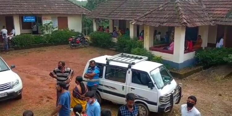 ವಿಟ್ಲಪಡ್ನೂರು: ಕೋವಿಡ್ ವ್ಯಾಕ್ಸಿನ್ ನೀಡುವಿಕೆಯಲ್ಲಿ ಪಂ.ಸದಸ್ಯರುಗಳು ಹಸ್ತಕ್ಷೇಪ ಮಾಡುತ್ತಿರುವುದಾಗಿ ಆರೋಪ..!ವ್ಯಾಕ್ಸಿನ್ ಗಾಗಿ ಕಾದು ಸುಸ್ತಾದ ಗ್ರಾಮಸ್ಥರಿಂದ ಆರೋಗ್ಯ ಸಿಬ್ಬಂದಿಗಳಿಗೆ ತರಾಟೆ, ಜಿಲ್ಲಾಧಿಕಾರಿಗೆ ದೂರು