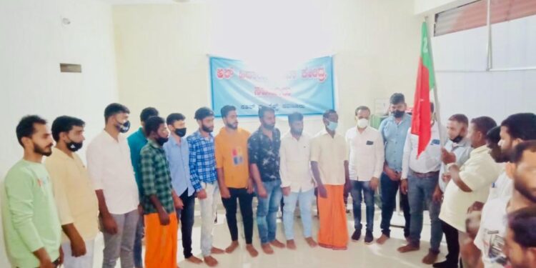 ಸವಣೂರು: ಎಸ್.ಡಿ.ಪಿ.ಐ. ಪಕ್ಷಕ್ಕೆ 25 ಕ್ಕೂ ಹೆಚ್ಚು ಮಂದಿ ಸೇರ್ಪಡೆ..!