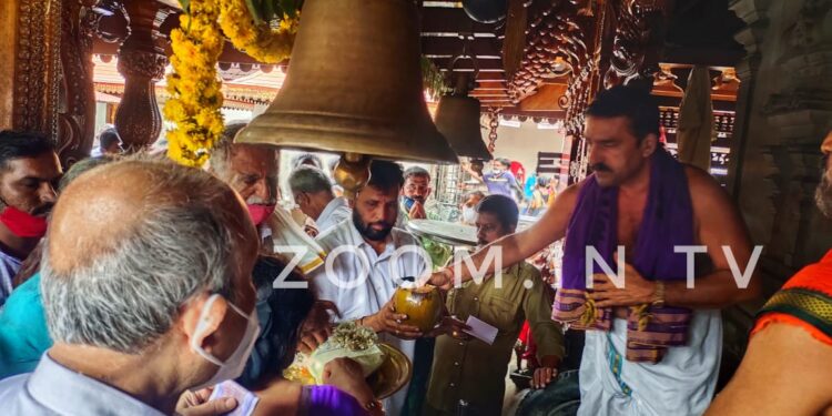 ಪುತ್ತೂರು: ಶ್ರೀ ಮಹಾಲಿಂಗೇಶ್ವರ ದೇವಸ್ಥಾನದಲ್ಲಿ ಸಾರ್ವಜನಿಕ ಗಣೇಶೋತ್ಸವ ಸಮಿತಿಯಿಂದ ಸೀಯಾಳಾಭಿಷೇಕ : ಕೊರೊನಾ ಮಹಾಮಾರಿಯಿಂದ ಜಗತ್ತಿಗೆ ಆದಷ್ಟು ಬೇಗ ಮುಕ್ತಿ ದೊರೆಯಲಿ- ಡಾ.ಪ್ರಸಾದ್ ಭಂಡಾರಿ