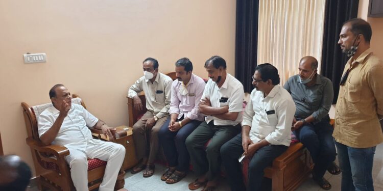 ಮಾಜಿ ಸಚಿವ ವಿನಯ್ ಕುಮಾರ್ ಸೊರಕೆಯನ್ನು ಬೇಟಿ ಮಾಡಿದ ಪುತ್ತೂರು ಬ್ಲಾಕ್ ಕಾಂಗ್ರೆಸ್ : ಪಕ್ಷ ಸಂಘಟನೆ ಬಗ್ಗೆ ಮಾತುಕತೆ