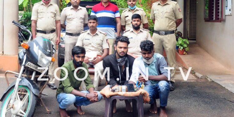 ವಿಟ್ಲ: ಪೆರುವಾಯಿ ವ್ಯವಸಾಯ ಸೇವಾ ಸಹಕಾರಿ ಸಂಘದಿಂದ ಕಳವಿಗೆ ಯತ್ನ ಪ್ರಕರಣ: ಮೂವರು ಆರೋಪಿಗಳ ಬಂಧನ:; ವಿಟ್ಲ ಠಾಣಾ ಇನ್ಸ್ ಪೆಕ್ಟರ್ ಹೆಚ್.ಇ. ನಾಗರಾಜ್ ನೇತೃತ್ವದ ತಂಡದಿಂದ ಕಾರ್ಯಾಚರಣೆ