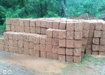 ಪುತ್ತೂರು: ಮಳೆಯಿಂದಾಗಿ ಹಾನಿಗೊಂಡಿರುವ ರಾಮ ನಾಯ್ಕ್ ರವರ ಮನೆ ನಿರ್ಮಾಣಕ್ಕೆ ಸಿಮೆಂಟ್ ಬ್ಲಾಕ್, ಕೆಂಪು ಕಲ್ಲು ನೀಡಿದ ಅಶೋಕ್ ಕುಮಾರ್ ರೈ