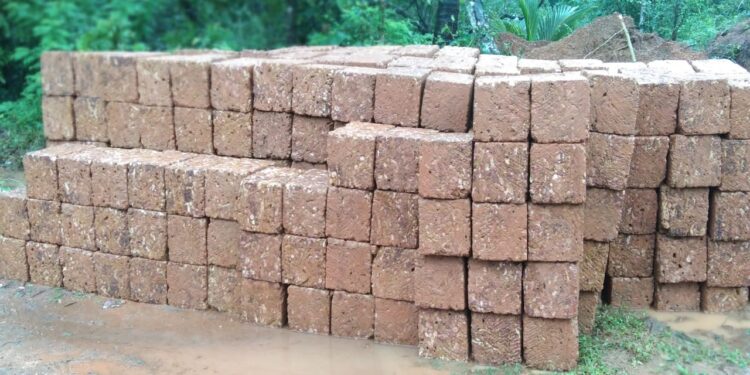 ಪುತ್ತೂರು: ಮಳೆಯಿಂದಾಗಿ ಹಾನಿಗೊಂಡಿರುವ ರಾಮ ನಾಯ್ಕ್ ರವರ ಮನೆ ನಿರ್ಮಾಣಕ್ಕೆ ಸಿಮೆಂಟ್ ಬ್ಲಾಕ್, ಕೆಂಪು ಕಲ್ಲು ನೀಡಿದ ಅಶೋಕ್ ಕುಮಾರ್ ರೈ