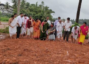ಪುತ್ತೂರು: ಶ್ರೀ ಮಹಾಲಿಂಗೇಶ್ವರ ದೇವಸ್ಥಾನದ ದೇವರಮಾರು ಗದ್ದೆಯಲ್ಲಿ ವಿನೂತನ ಶೈಲಿಯ ಭತ್ತ ಬೆಳೆಯುವ ಕಾರ್ಯಕ್ರಮ ‘ಅಂಗಳದಲ್ಲಿ ಅಕ್ಕಿ’
