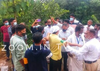 ಕಬಕ:  ಸ್ವಾತಂತ್ರ್ಯ ರಥಕ್ಕೆ ತಡೆದು ವೀರ ಸಾವರ್ಕರ್ ಫೋಟೊ ಬದಲು ಟಿಪ್ಪು ಸುಲ್ತಾನ್ ಫೋಟೊ ಅಳವಡಿಸುವಂತೆ ಆಗ್ರಹಿಸಿದ ಎಸ್.ಡಿ.ಪಿ.ಐ. ಕಾರ್ಯಕರ್ತರು