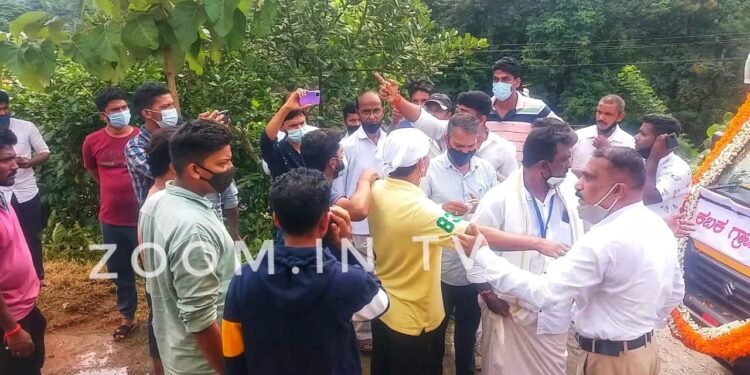 ಕಬಕ:  ಸ್ವಾತಂತ್ರ್ಯ ರಥಕ್ಕೆ ತಡೆದು ವೀರ ಸಾವರ್ಕರ್ ಫೋಟೊ ಬದಲು ಟಿಪ್ಪು ಸುಲ್ತಾನ್ ಫೋಟೊ ಅಳವಡಿಸುವಂತೆ ಆಗ್ರಹಿಸಿದ ಎಸ್.ಡಿ.ಪಿ.ಐ. ಕಾರ್ಯಕರ್ತರು