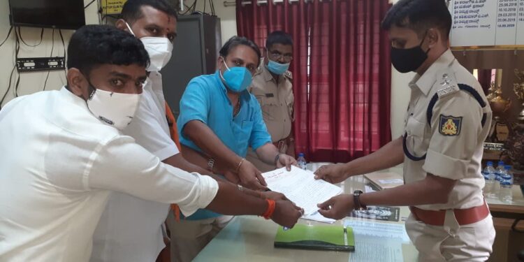 ಕಬಕ: ಸ್ವಾತಂತ್ರ್ಯ ರಥಯಾತ್ರೆಗೆ ಎಸ್.ಡಿ.ಪಿ.ಐ ಕಾರ್ಯಕರ್ತರಿಂದ ಅಡ್ಡಿ:; ದೇಶದ್ರೋಹದ ಕೇಸ್ ದಾಖಲು ಮಾಡಿ ಎಲ್ಲಾ ಆರೋಪಿಗಳನ್ನು ಬಂಧಿಸುವಂತೆ ವಿ.ಹಿಂ.ಪ. ಬಜರಂಗದಳ ಪುತ್ತೂರು ವತಿಯಿಂದ ಪೊಲೀಸರಿಗೆ ಮನವಿ