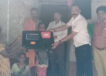 ಸಂಪ್ಯ: ಕತ್ತಲಲ್ಲಿದ್ದ ಕುಟುಂಬಕ್ಕೆ ಬೆಳಕಿನ ಸ್ವತಂತ್ರ್ಯ ನೀಡಿದ ‘ಸೀತಾರಾಮ ರೈ ಕೆದಂಬಾಡಿಗುತ್ತು’:; ವಿದ್ಯುತ್ ಸಂಪರ್ಕವಿಲ್ಲದ ಮನೆಗಳಿಗೆ ಬೆಳಕನ್ನು ನೀಡುವ ಮೂಲಕ ವಿದ್ಯಾರ್ಥಿಗಳಲ್ಲಿ ಜ್ಞಾನದೀಪ ಹಚ್ಚುವ ಕೆಲಸವನ್ನು ಮಾಡುತ್ತಿದ್ದಾರೆ- ಕ್ಷೇತ್ರ ಶಿಕ್ಷಣಾಧಿಕಾರಿ ಲೋಕೇಶ್