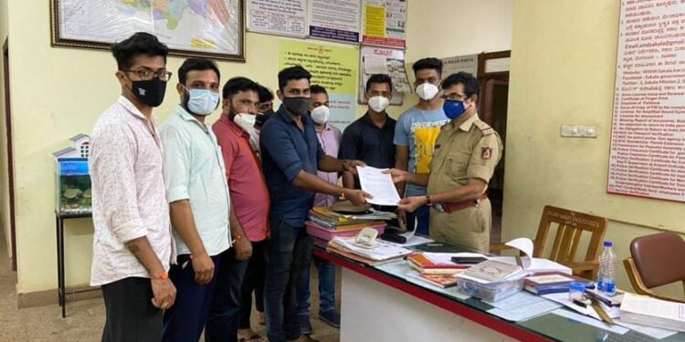 ಪುತ್ತೂರು: ಎಸ್.ಡಿ.ಪಿ.ಐ ಪ್ರತಿಭಟನೆ ವೇಳೆ ಸ್ವಾತಂತ್ರ್ಯ ಹೋರಾಟಗಾರ ವಿನಾಯಕ ದಾಮೋದರ್ ಸಾವರ್ಕರ್ ಗೆ ಅವಮಾನ ಆರೋಪ:; ಹಿಂದೂ ಜಾಗರಣ ವೇದಿಕೆ ಮುಖಂಡ ಅವಿನಾಶ್ ಪುರುಷಕಟ್ಟೆಯಿಂದ ಠಾಣೆಗೆ ದೂರು