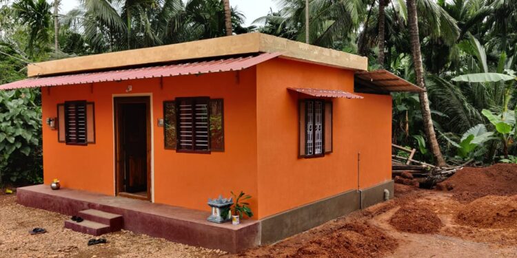 ‘ಕಟ್ಟೋಣ ಬಾಳಿಗೊಂದು ಸೂರು’ ವಾಟ್ಸಾಪ್ ತಂಡದ ಮೂರನೇ ಯೋಜನೆ:; ವಿಕಲಚೇತನ ತಂಗಿಯೊಂದಿಗೆ ಜೀವನ ನಡೆಸುತ್ತಿರುವ ಬಡ ಮಹಿಳೆಗೆ ಸುಸಜ್ಜಿತ ಮನೆ ನಿರ್ಮಾಣ:; ಆ.22 ರಂದು ಹಸ್ತಾಂತರ