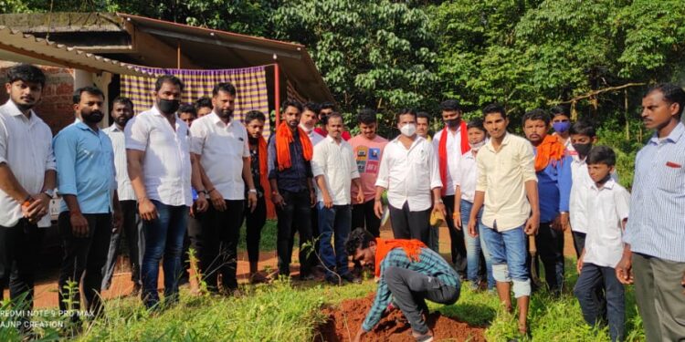 ಪುತ್ತೂರು: ಶ್ರೀರಾಮ ಗೆಳೆಯರ ಬಳಗದ ವತಿಯಿಂದ ಅಶ್ವತ ಗಿಡ ನೆಡುವ ಕಾರ್ಯಕ್ರಮ