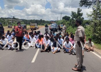 ಉಪ್ಪಿನಂಗಡಿ: ಹಿಂದೂ ಯುವಕನ ಮೀನಿನ ಅಂಗಡಿಗೆ ಬೆಂಕಿ ಹಚ್ಚಿದ ಪ್ರಕರಣ:; ಹಿಂ.ಜಾ.ವೇ. ನೇತೃತ್ವದಲ್ಲಿ ‘ರಸ್ತೆ ರೋಕೋ’ ಪ್ರತಿಭಟನೆ:; ಇಲಾಖೆಯ ಮನವಿ ಮೇರೆಗೆ ಗುರುವಾರದ ವರೆಗೆ ಗಡುವು