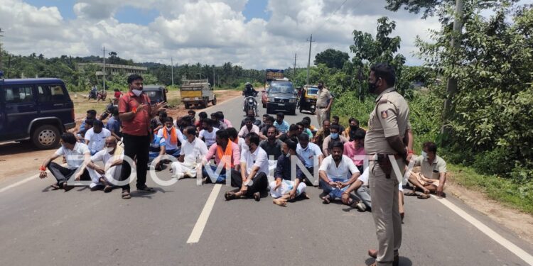 ಉಪ್ಪಿನಂಗಡಿ: ಹಿಂದೂ ಯುವಕನ ಮೀನಿನ ಅಂಗಡಿಗೆ ಬೆಂಕಿ ಹಚ್ಚಿದ ಪ್ರಕರಣ:; ಹಿಂ.ಜಾ.ವೇ. ನೇತೃತ್ವದಲ್ಲಿ ‘ರಸ್ತೆ ರೋಕೋ’ ಪ್ರತಿಭಟನೆ:; ಇಲಾಖೆಯ ಮನವಿ ಮೇರೆಗೆ ಗುರುವಾರದ ವರೆಗೆ ಗಡುವು