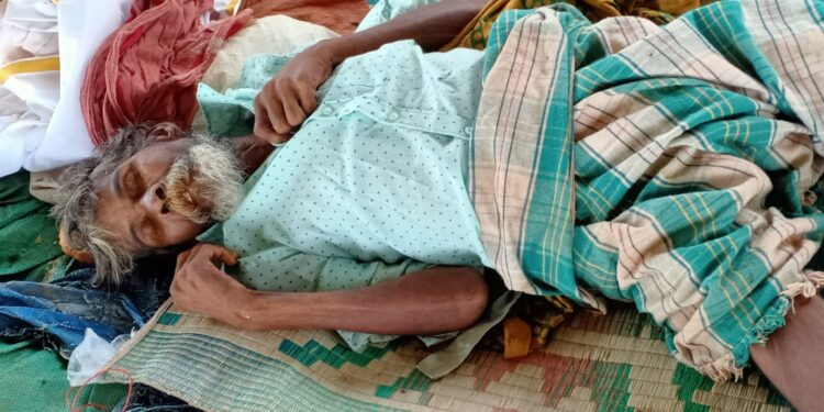 ಪುತ್ತೂರು: ಮಹಾಲಿಂಗೇಶ್ವರ ದೇವಳ ವಠಾರದಲ್ಲಿನ ಪಂಚಾಕ್ಷರಿ ಮಂಟಪದಲ್ಲಿ ಕೇಶವ ನಾಯ್ಕ್ ಎಂಬವರ ಮೃತದೇಹ ಪತ್ತೆ..! ಸಂಬಂಧಿಕರು ಪುತ್ತೂರು ಪೊಲೀಸ್ ಠಾಣೆಯನ್ನು ಸಂಪರ್ಕಿಸಲು ಮನವಿ