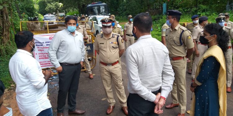 ವಿಟ್ಲ ಠಾಣಾ ವ್ಯಾಪ್ತಿಯ ಸಾಲೆತ್ತೂರು ಚೆಕ್ ಪೋಸ್ಟ್ ಗೆ ಎಡಿಜಿಪಿ ಪ್ರತಾಪ್ ರೆಡ್ಡಿ ಹಾಗೂ ಜಿಲ್ಲಾಧಿಕಾರಿ ಭೇಟಿ ಕಟ್ಟು ನಿಟ್ಟಿನ ಕ್ರಮಕ್ಕೆ ಸೂಚನೆ