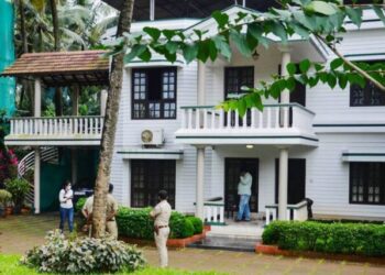 ಮಂಗಳೂರಿಗೂ ಜಮ್ಮು ಕಾಶ್ಮೀರಕ್ಕೂ ಉಗ್ರಗಾಮಿ ಚಟುವಟಿಕೆಯ ಲಿಂಕ್:; ಎನ್ಐಎ ದಾಳಿಯಲ್ಲಿ ಮಾಜಿ ಶಾಸಕ ಇದಿನಬ್ಬ ಮೊಮ್ಮಗ ಸಹಿತ ನಾಲ್ವರು ವಶಕ್ಕೆ: ದೇಶಾದ್ಯಂತ ಐಸಿಸ್ ನೆಟ್ವರ್ಕ್ ಪತ್ತೆ.!