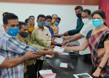 ಪುತ್ತೂರು: ಕೊರೊನಾ ಸೋಂಕು ನಿಯಂತ್ರಣಕ್ಕೆ ನಗರಸಭೆ ಜೊತೆ ರೋಟರಿ ಸಂಸ್ಥೆಗಳ ಅಭಿಯಾನ:; ಸಾರ್ವಜನಿಕರಲ್ಲಿ ಜಾಗೃತಿ ಮೂಡಿಸಲು ಆಟೋ ರಿಕ್ಷಾಗಳಿಗೆ ಸ್ಟಿಕ್ಕರ್ ವಿತರಣೆ