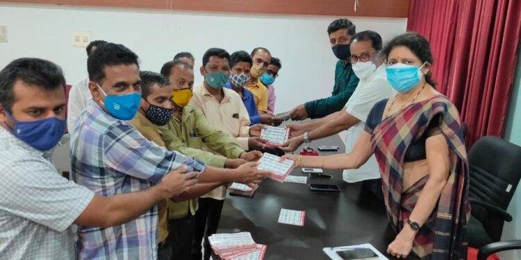 ಪುತ್ತೂರು: ಕೊರೊನಾ ಸೋಂಕು ನಿಯಂತ್ರಣಕ್ಕೆ ನಗರಸಭೆ ಜೊತೆ ರೋಟರಿ ಸಂಸ್ಥೆಗಳ ಅಭಿಯಾನ:; ಸಾರ್ವಜನಿಕರಲ್ಲಿ ಜಾಗೃತಿ ಮೂಡಿಸಲು ಆಟೋ ರಿಕ್ಷಾಗಳಿಗೆ ಸ್ಟಿಕ್ಕರ್ ವಿತರಣೆ