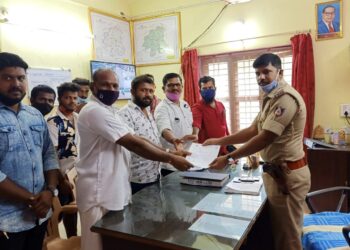 ಸಾಮಾಜಿಕ ಜಾಲತಾಣದಲ್ಲಿ ಹಿಂದೂ ದೇವರ ಬಗ್ಗೆ ಆಶ್ಲೀಲವಾಗಿ ಚಿತ್ರಿಸಿ ಧಾರ್ಮಿಕ ಭಾವನೆಗೆ ಧಕ್ಕೆಯನ್ನುಂಟು ಮಾಡುತ್ತಿರುವವರ ವಿರುದ್ಧ ಸೂಕ್ತ ಕ್ರಮಕ್ಕೆ ವಿ.ಹಿಂ.ಪ ವಿಟ್ಲ ಪ್ರಖಂಡದ ವತಿಯಿಂದ ದೂರು ಸಲ್ಲಿಕೆ