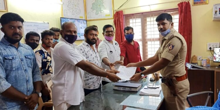 ಸಾಮಾಜಿಕ ಜಾಲತಾಣದಲ್ಲಿ ಹಿಂದೂ ದೇವರ ಬಗ್ಗೆ ಆಶ್ಲೀಲವಾಗಿ ಚಿತ್ರಿಸಿ ಧಾರ್ಮಿಕ ಭಾವನೆಗೆ ಧಕ್ಕೆಯನ್ನುಂಟು ಮಾಡುತ್ತಿರುವವರ ವಿರುದ್ಧ ಸೂಕ್ತ ಕ್ರಮಕ್ಕೆ ವಿ.ಹಿಂ.ಪ ವಿಟ್ಲ ಪ್ರಖಂಡದ ವತಿಯಿಂದ ದೂರು ಸಲ್ಲಿಕೆ