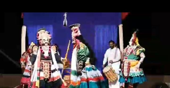 ಮೂಡುಬಿದ್ರೆ: ರಂಗಸ್ಥಳದಲ್ಲೇ ಕುಸಿದು ಬಿದ್ದ ಯಕ್ಷಗಾನ ಕಲಾವಿದ ಅಮ್ಮುಂಜೆ ಮೋಹನ್ ಕುಮಾರ್..!