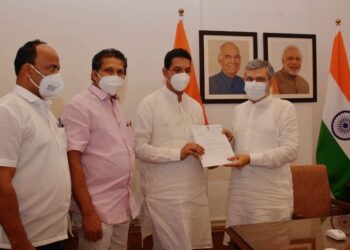 ಪುತ್ತೂರು: ಎಪಿಎಂಸಿ ಸಂಪರ್ಕಿಸುವ ರಸ್ತೆಗೆ ರೈಲ್ವೆ ಕೆಳಸೇತುವೆ ನಿರ್ಮಿಸಲು ಕಾಯ್ದಿರಿಸಿದ ಅನುದಾನ ಮಂಜೂರು ಗೊಳಿಸುವಂತೆ ಸಂಸದರು ಮತ್ತು ಶಾಸಕರಿಂದ ಕೇಂದ್ರ ರೈಲ್ವೆ ಸಚಿವರಿಗೆ ಮನವಿ