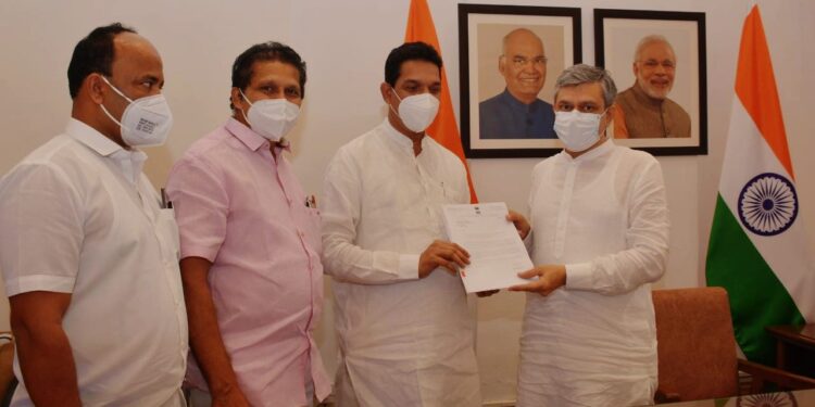 ಪುತ್ತೂರು: ಎಪಿಎಂಸಿ ಸಂಪರ್ಕಿಸುವ ರಸ್ತೆಗೆ ರೈಲ್ವೆ ಕೆಳಸೇತುವೆ ನಿರ್ಮಿಸಲು ಕಾಯ್ದಿರಿಸಿದ ಅನುದಾನ ಮಂಜೂರು ಗೊಳಿಸುವಂತೆ ಸಂಸದರು ಮತ್ತು ಶಾಸಕರಿಂದ ಕೇಂದ್ರ ರೈಲ್ವೆ ಸಚಿವರಿಗೆ ಮನವಿ