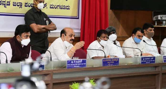 ಮಾಸ್ಕ್, ಗ್ಲೌಸ್ ಇಲ್ಲದೇ ಏನ್ ಆಡಳಿತ ಮಾಡ್ತೀರಾ ಇಲ್ಲಿ..? ಆರೋಗ್ಯ ಸಿಬ್ಬಂದಿಗೆ ಬೇಕಾದ ಸವಲತ್ತು ನೀಡಲು ನಿಮ್ಮಿಂದ ಆಗಲ್ವಾ..? – ಅಧಿಕಾರಿಗಳಿಗೆ ಸಿಎಂ ತರಾಟೆ