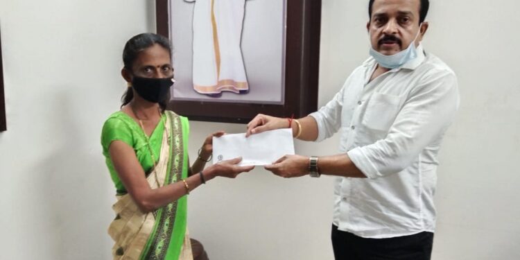 ಪುತ್ತೂರು: ಅನಾರೋಗ್ಯದಿಂದ ಬಳಲುತ್ತಿರುವ ವ್ಯಕ್ತಿಯ ಚಿಕಿತ್ಸೆಗೆ ಉದ್ಯಮಿ ಅಶೋಕ್ ರೈ ಕೋಡಿಂಬಾಡಿಯವರಿಂದ ಆರ್ಥಿಕ ನೆರವು