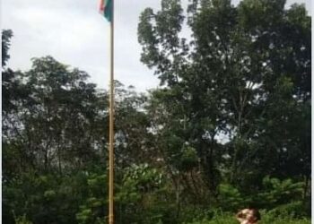 ಸುಳ್ಯ: ಕೂಲಿ ಕೆಲಸಕ್ಕೆ ತೆರಳುವ ಮಹಿಳೆಯೊಬ್ಬರು ರಾಷ್ಟ್ರಧ್ವಜಕ್ಕೆ ವಂದಿಸುತ್ತಿರುವ ಫೋಟೊ ಸಾಮಾಜಿಕ ಜಾಲತಾಣದಲ್ಲಿ ವೈರಲ್