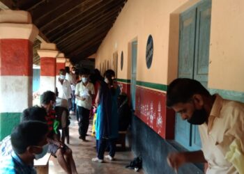 ಕೊಳ್ನಾಡು: ಕೋವಿಡ್ ವ್ಯಾಕ್ಸಿನ್ ಶಿಬಿರದಲ್ಲಿ ಪಂ.ಸದಸ್ಯನ ಹಸ್ತಕ್ಷೇಪ..! ತರಾಟೆಗೆ ತೆಗೆದುಕೊಂಡ ಮಾಜಿ ಪಂ.ಸದಸ್ಯ:; ವ್ಯಾಕ್ಸಿನ್ ಶಿಬಿರ ಅವ್ಯವಸ್ಥೆಯ ಆಗರವಾಗಲು ಆರೋಗ್ಯ ಅಧಿಕಾರಿಗಳೇ ಕಾರಣ ಪಂ.ಉಪಾಧ್ಯಕ್ಷರ ನೇರ ಆರೋಪ