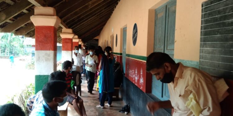 ಕೊಳ್ನಾಡು: ಕೋವಿಡ್ ವ್ಯಾಕ್ಸಿನ್ ಶಿಬಿರದಲ್ಲಿ ಪಂ.ಸದಸ್ಯನ ಹಸ್ತಕ್ಷೇಪ..! ತರಾಟೆಗೆ ತೆಗೆದುಕೊಂಡ ಮಾಜಿ ಪಂ.ಸದಸ್ಯ:; ವ್ಯಾಕ್ಸಿನ್ ಶಿಬಿರ ಅವ್ಯವಸ್ಥೆಯ ಆಗರವಾಗಲು ಆರೋಗ್ಯ ಅಧಿಕಾರಿಗಳೇ ಕಾರಣ ಪಂ.ಉಪಾಧ್ಯಕ್ಷರ ನೇರ ಆರೋಪ