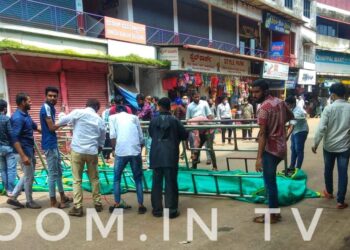 ಪುತ್ತೂರು: ಎಂ.ಟಿ ರೋಡ್ ನಲ್ಲಿ ಕಟ್ಟಡ ದುರಸ್ಥಿಗೆ ಬಳಸಿದ ಸ್ಟ್ಯಾಂಡ್ ವಿದ್ಯುತ್ ತಂತಿಗೆ ಸ್ಪರ್ಶ:; ತಪ್ಪಿದ ಭಾರಿ ಅನಾಹುತ