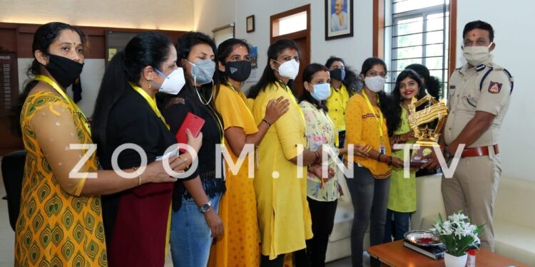 ಮಂಗಳೂರು: ಸಮಾಜಕ್ಕೆ ರಕ್ಷಣೆ ನೀಡುವ ಪೊಲೀಸ್ ಇಲಾಖೆಯ ಕಮಿಷನರ್ ಶಶಿಕುಮಾರ್ ಗೆ ರಾಖಿ ಕಟ್ಟುವ ಮೂಲಕ ಬಿರುವೆರ್ ಕುಡ್ಲ ಮಹಿಳಾ ವೇದಿಕೆ ಸದಸ್ಯೆಯರಿಂದ ರಕ್ಷಾ ಬಂಧನ ಆಚರಣೆ