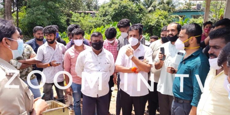 ಉಪ್ಪಿನಂಗಡಿ: ಮೀನಿನ ಅಂಗಡಿಗೆ ಬೆಂಕಿ ಹಚ್ಚಿದ ಪ್ರಕರಣ;;ಘಟನಾ ಸ್ಥಳಕ್ಕೆ ಹಿಂದೂ ಮುಖಂಡ ಅರುಣ್ ಕುಮಾರ್ ಪುತ್ತಿಲ ಹಾಗೂ ಹಿಂ.ಜಾ.ವೇ ಮುಖಂಡರು ಭೇಟಿ;;ಆರೋಪಿಗಳನ್ನು ಇಂದು ಮಧ್ಯರಾತ್ರಿಯೊಳಗೆ ಬಂಧಿಸದಿದ್ದರೆ ನಾಳೆ “ರಸ್ತೆ ರೋಕೋ” ಪ್ರತಿಭಟನೆ