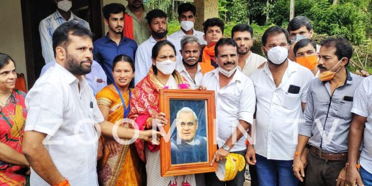 ಹಿಂದೂ ಮುಖಂಡ ಅರುಣ್ ಕುಮಾರ್ ಪುತ್ತಿಲ ರವರ ಮನೆಗೆ ಕೇಂದ್ರ ಸಚಿವೆ ಶೋಭಾ ಕರಂದ್ಲಾಜೆ ಭೇಟಿ