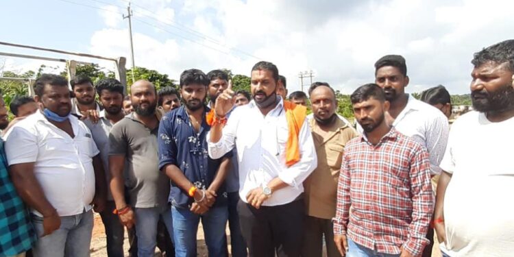 ಉಪ್ಪಿನಂಗಡಿ: ಹಿಂದೂ ಯುವಕನ ಮೀನಿನ ಅಂಗಡಿಗೆ ಬೆಂಕಿ ಹಚ್ಚಿದ ಪ್ರಕರಣ:; ಘಟನಾ ಸ್ಥಳಕ್ಕೆ ಬಜರಂಗದಳ ಪ್ರಾಂತ ಸಹ ಸಂಯೋಜಕ್ ಮುರಳಿ ಕೃಷ್ಣ ಹಸಂತ್ತಡ್ಕ ಹಾಗೂ ವಿ.ಹಿಂ.ಪ. ಬಜರಂಗದಳ ಪ್ರಮುಖರು ಭೇಟಿ