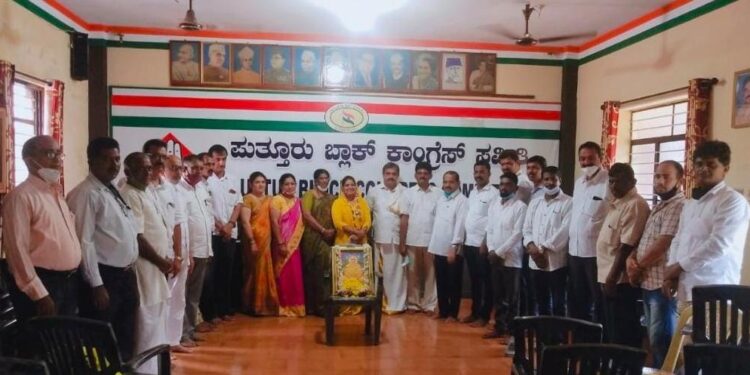 ಪುತ್ತೂರು: ಕಾಂಗ್ರೆಸ್ ಕಛೇರಿಯಲ್ಲಿ ಬ್ರಹ್ಮಶ್ರೀ ನಾರಾಯಣ ಗುರು ರವರ 167ನೇ ಜನ್ಮದಿನಾಚರಣೆ