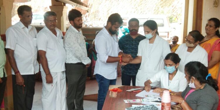 ವೀರಕಂಭ: ಉಚಿತ ಕೋವಿಡ್ ಲಸಿಕಾ ಶಿಬಿರ;; ಆರೋಗ್ಯ ಸಹಾಯಕಿಯರಿಗೆ ಹಾಗೂ ಆಶಾಕಾರ್ಯಕರ್ತರಿಗೆ ರಕ್ಷಾಬಂಧನ ಕಟ್ಟುವ ಮೂಲಕ ಕಾರ್ಯಕ್ರಮಕ್ಕೆ ಚಾಲನೆ