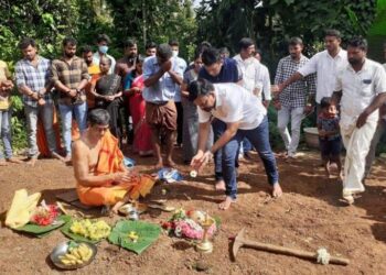 ಸುಳ್ಯ: ವಿಕ್ರಮ್ ಫೌಂಡೇಶನ್ ಹಾಗೂ ಹಿಂ.ಜಾ.ವೇ ನೇತೃತ್ವದಲ್ಲಿ ಮಂಡೆಕೋಲಿನ ಮೂರು ಬಡ ಕುಟುಂಬಗಳ ಮನೆ ನಿರ್ಮಾಣಕ್ಕೆ ಗುದ್ದಲಿ ಪೂಜೆ