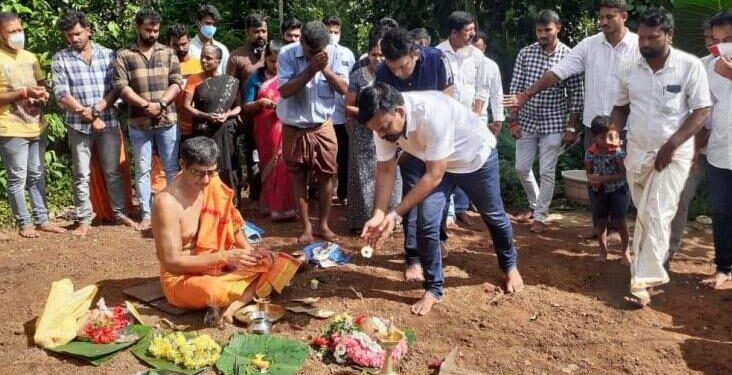 ಸುಳ್ಯ: ವಿಕ್ರಮ್ ಫೌಂಡೇಶನ್ ಹಾಗೂ ಹಿಂ.ಜಾ.ವೇ ನೇತೃತ್ವದಲ್ಲಿ ಮಂಡೆಕೋಲಿನ ಮೂರು ಬಡ ಕುಟುಂಬಗಳ ಮನೆ ನಿರ್ಮಾಣಕ್ಕೆ ಗುದ್ದಲಿ ಪೂಜೆ