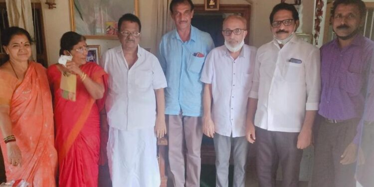 ಪುತ್ತೂರು: ಶಕುಂತಲಾ ಶೆಟ್ಟಿ ಹಾಗೂ ಬ್ಲಾಕ್ ಕಾಂಗ್ರೆಸ್ ನಾಯಕರಿಂದ ಕಾಂಗ್ರೆಸ್ ಹಿರಿಯ ನಾಯಕ ಎನ್.ಸುಧಾಕರ್ ಶೆಟ್ಟಿಯವರ ಭೇಟಿ:; ಪಕ್ಷ ಸಂಘಟನೆ ಬಗ್ಗೆ ಸಮಾಲೋಚನೆ